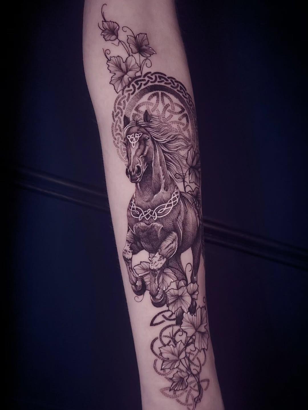 Tatouage cheval ornements celtes — wynonamaret