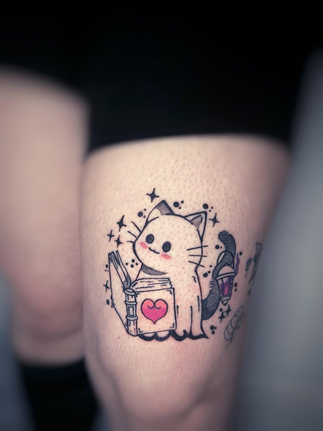 Tatouage Chat mignon avec cœur witchy — andromede.ink