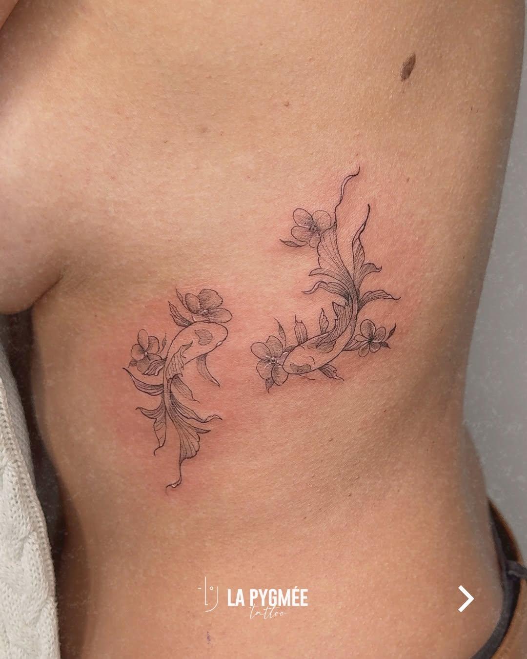 Tatouage Fleurs botaniques torse — la_pygmee