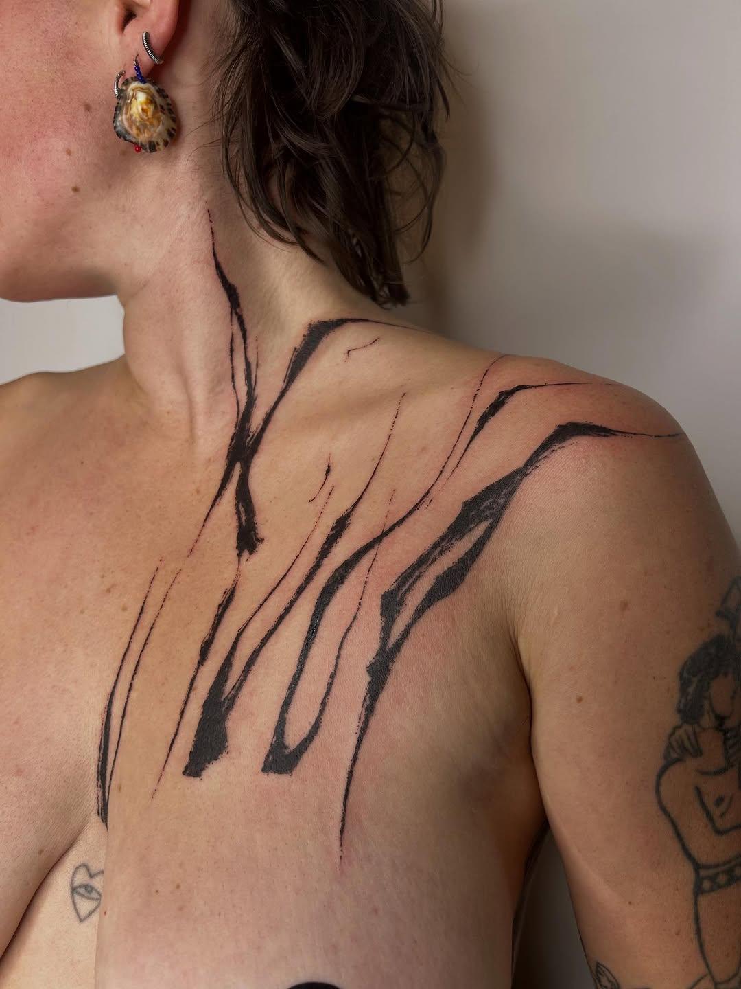 Tatouage Trait épaule — evabarillot