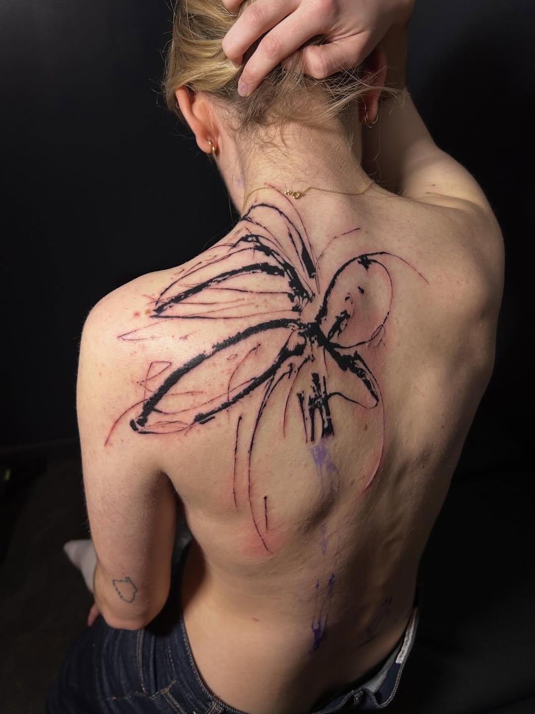 Tatouage Grande fleur omoplate — evabarillot