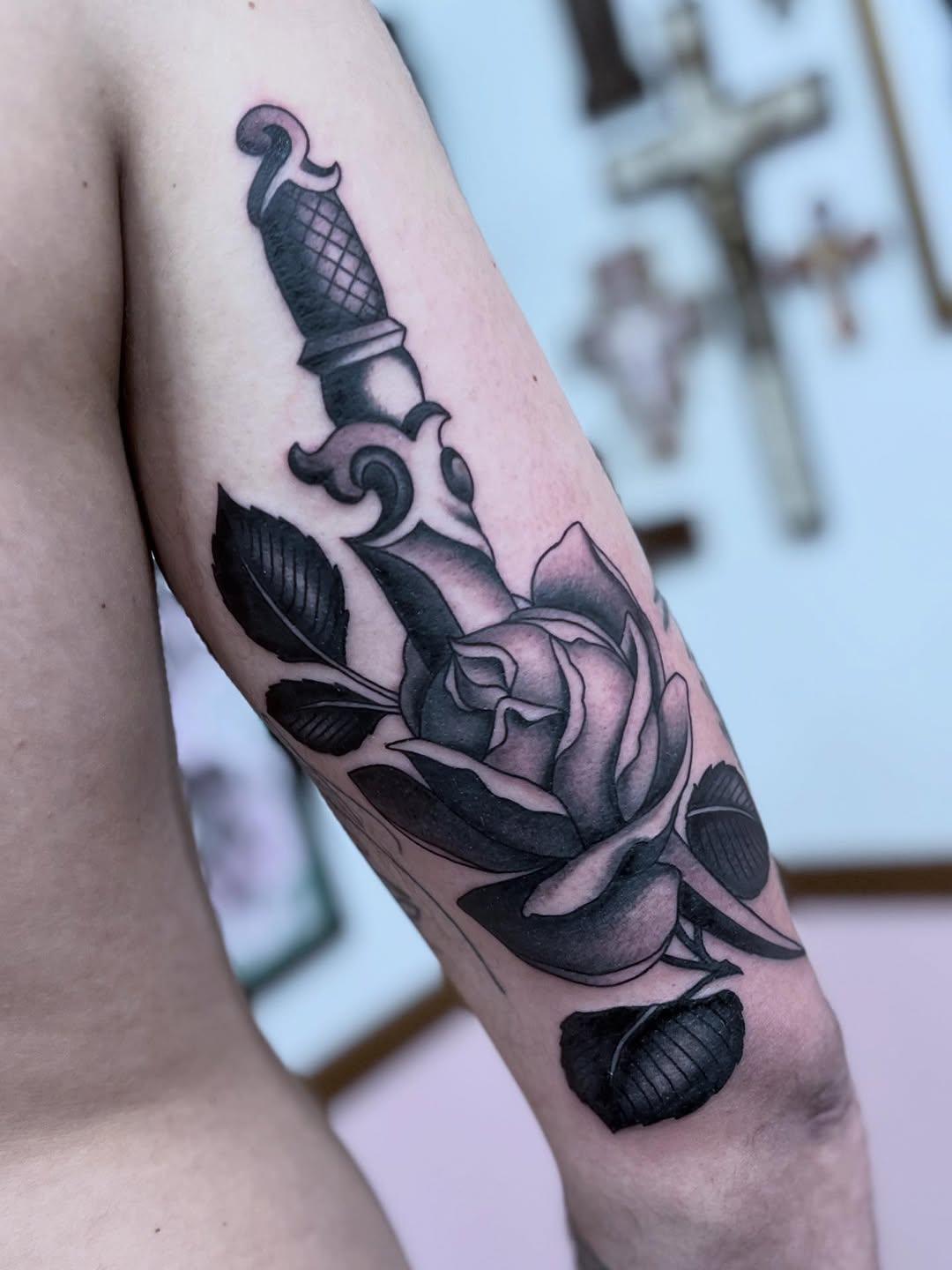 Tatouage Poignard et rose fleurie — blackwreck666