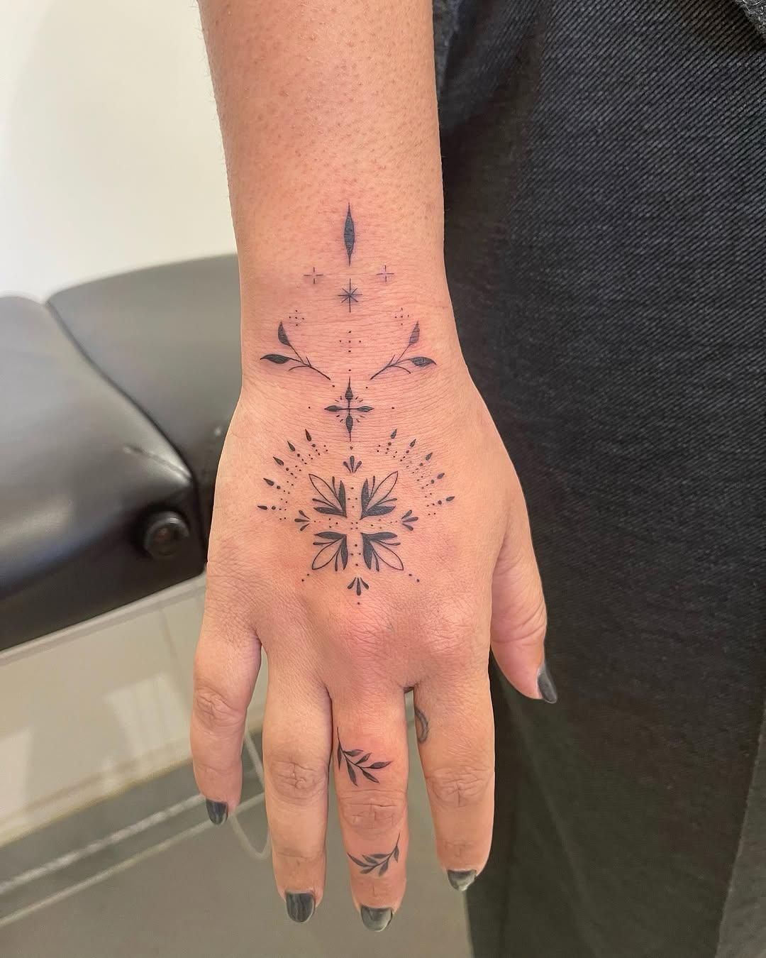 Tatouage mains et doigts, blackwork — tache_n0ire