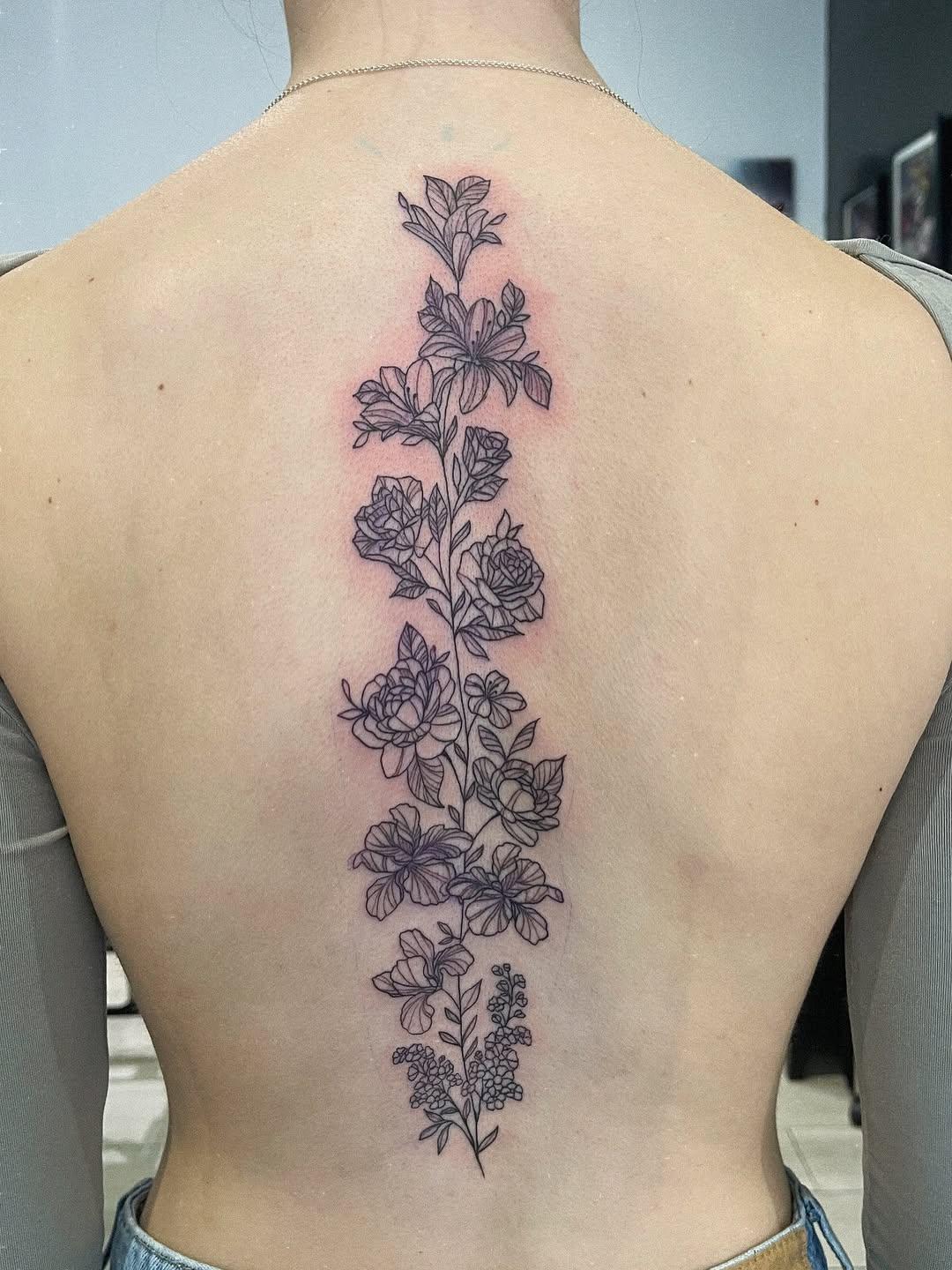 Colonne florale fine line dans le dos — tache_n0ire
