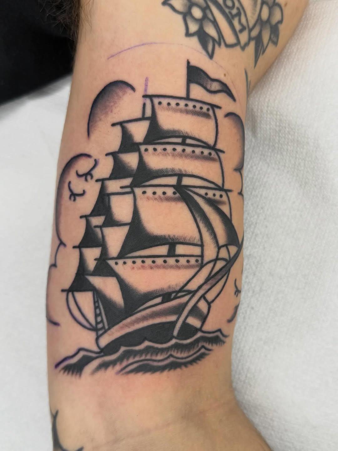 Tatouage Navire voilier — sang_regrets