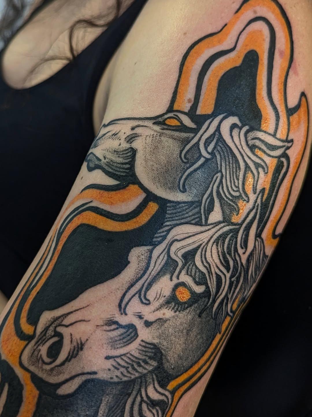 Tatouage 3 chevaux dorés — odji.tattooist
