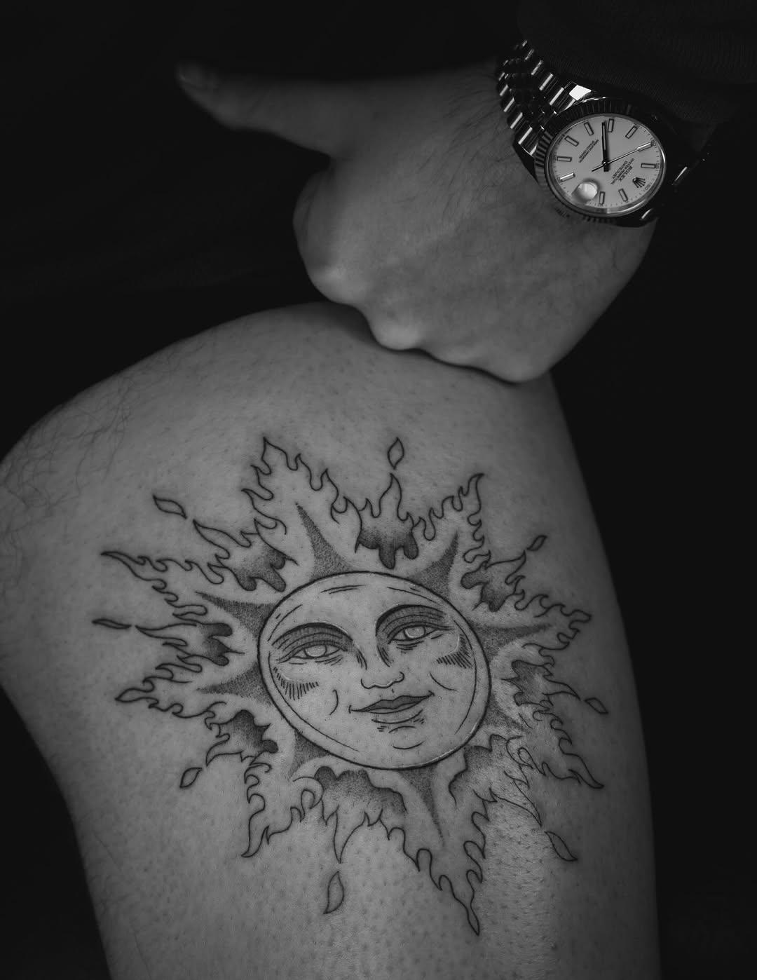 Tatouage Soleil/visage céleste — roman.wski