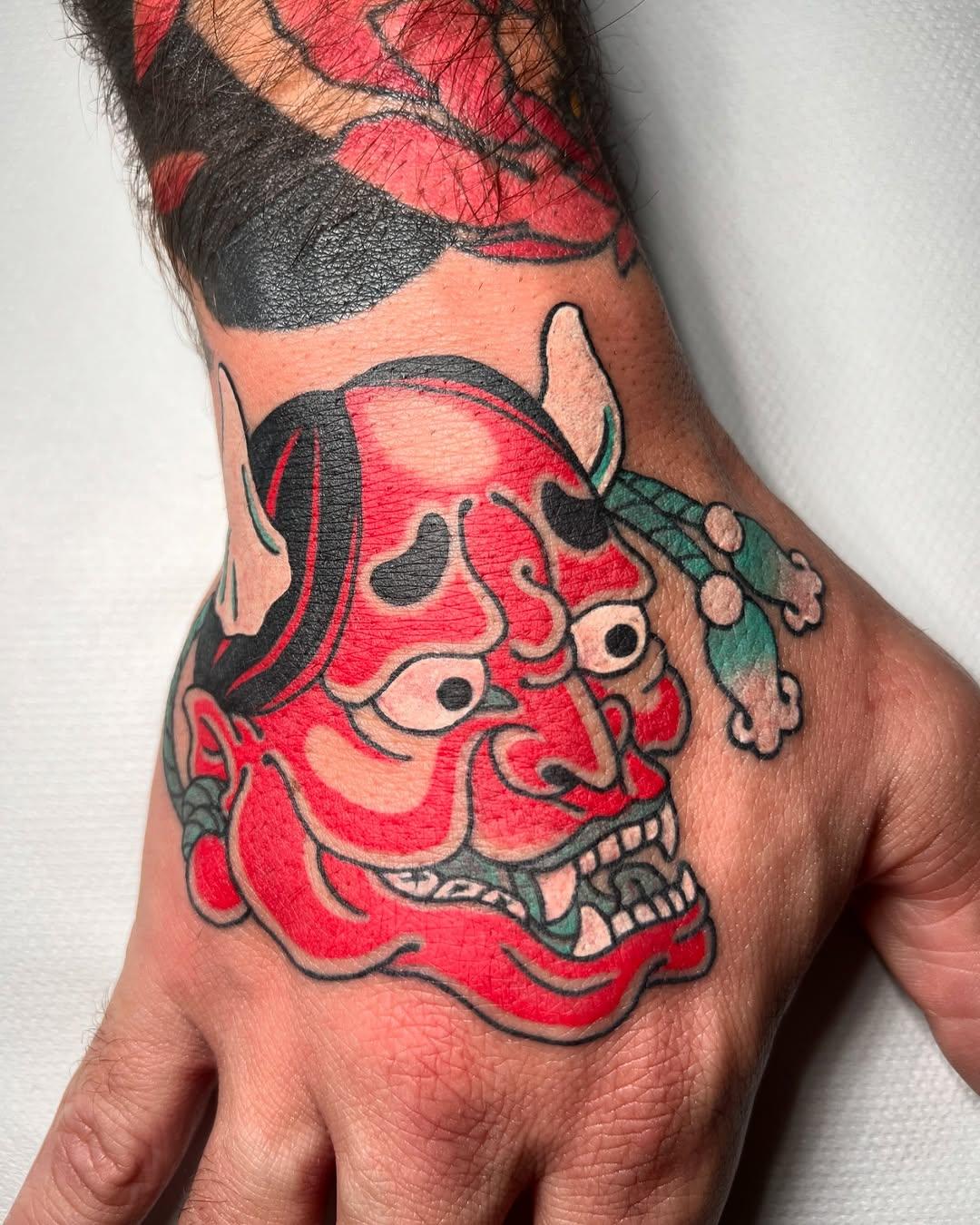 Tatouage Masque Hannya sur la main — georgie_tattoo