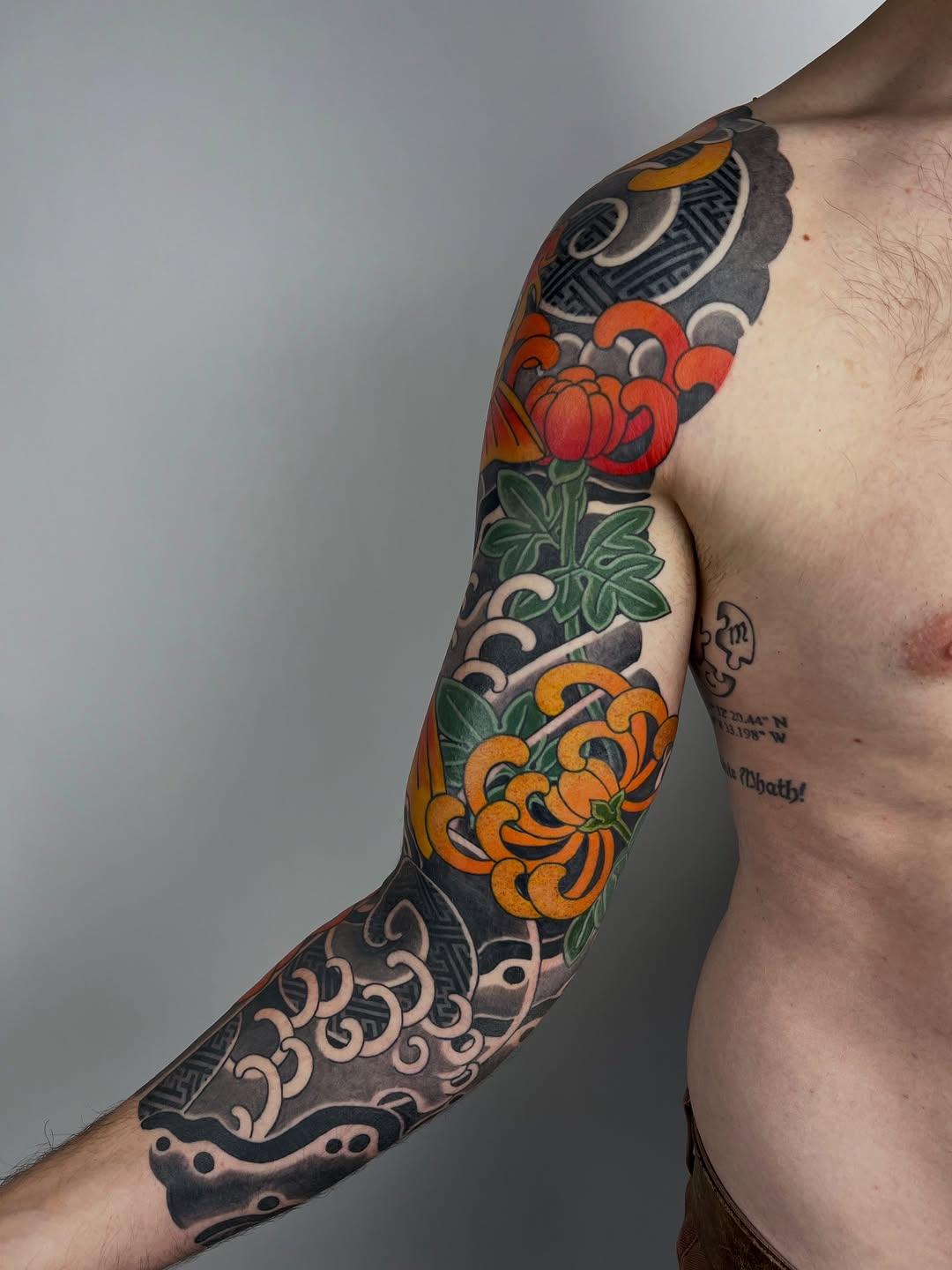 Tatouage Koï, chrysanthème et motifs japonais - manche — georgie_tattoo