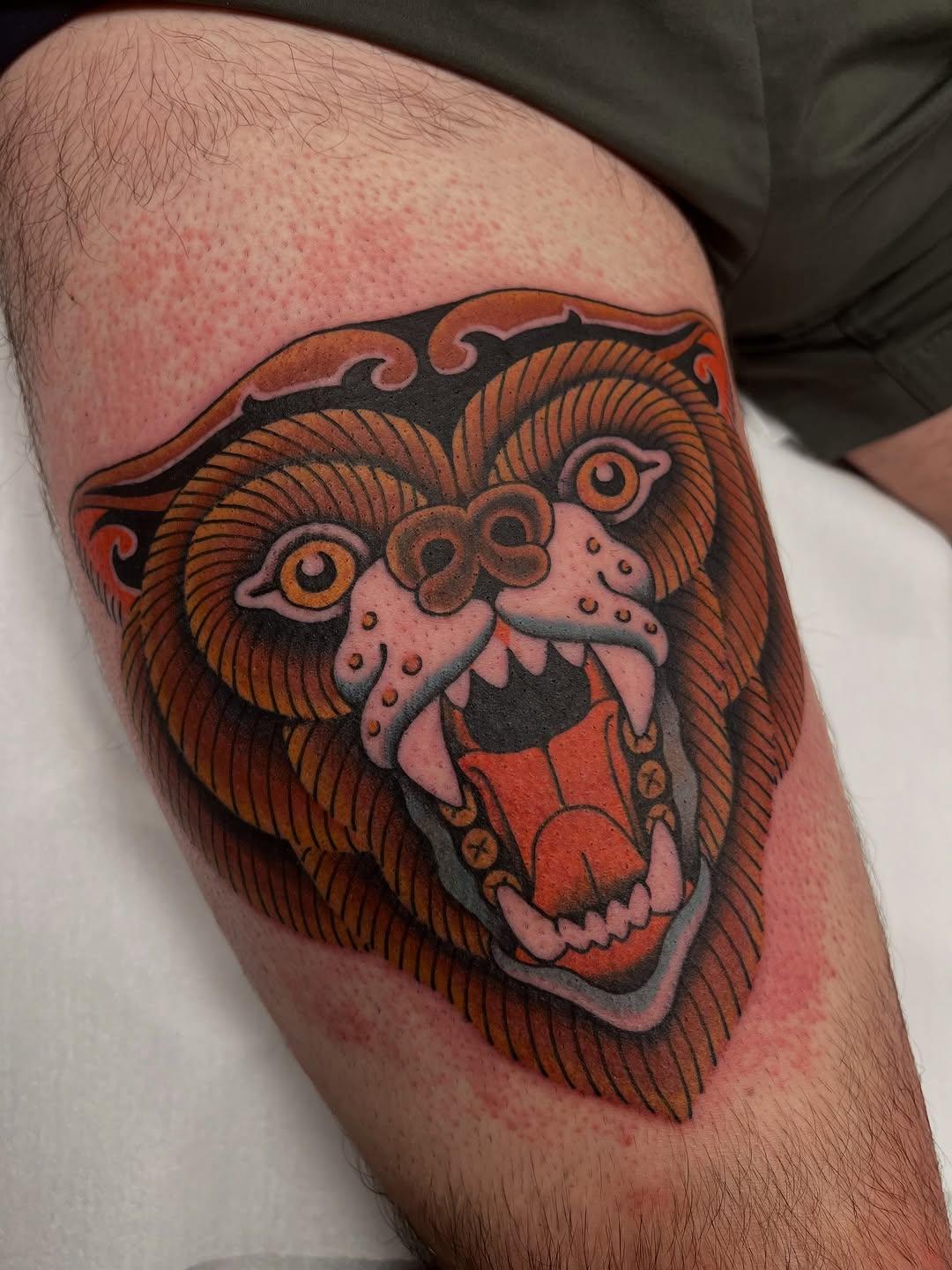 Tatouage Ours rougeâtre traditionnel — georgie_tattoo