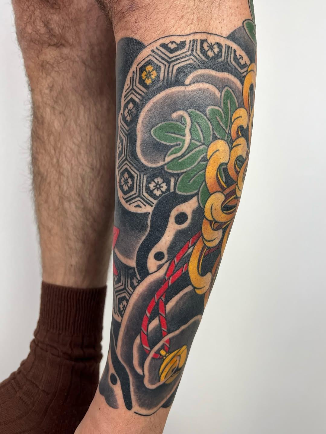 Tatouage Chrysanthème et motifs japonais - jambe — georgie_tattoo