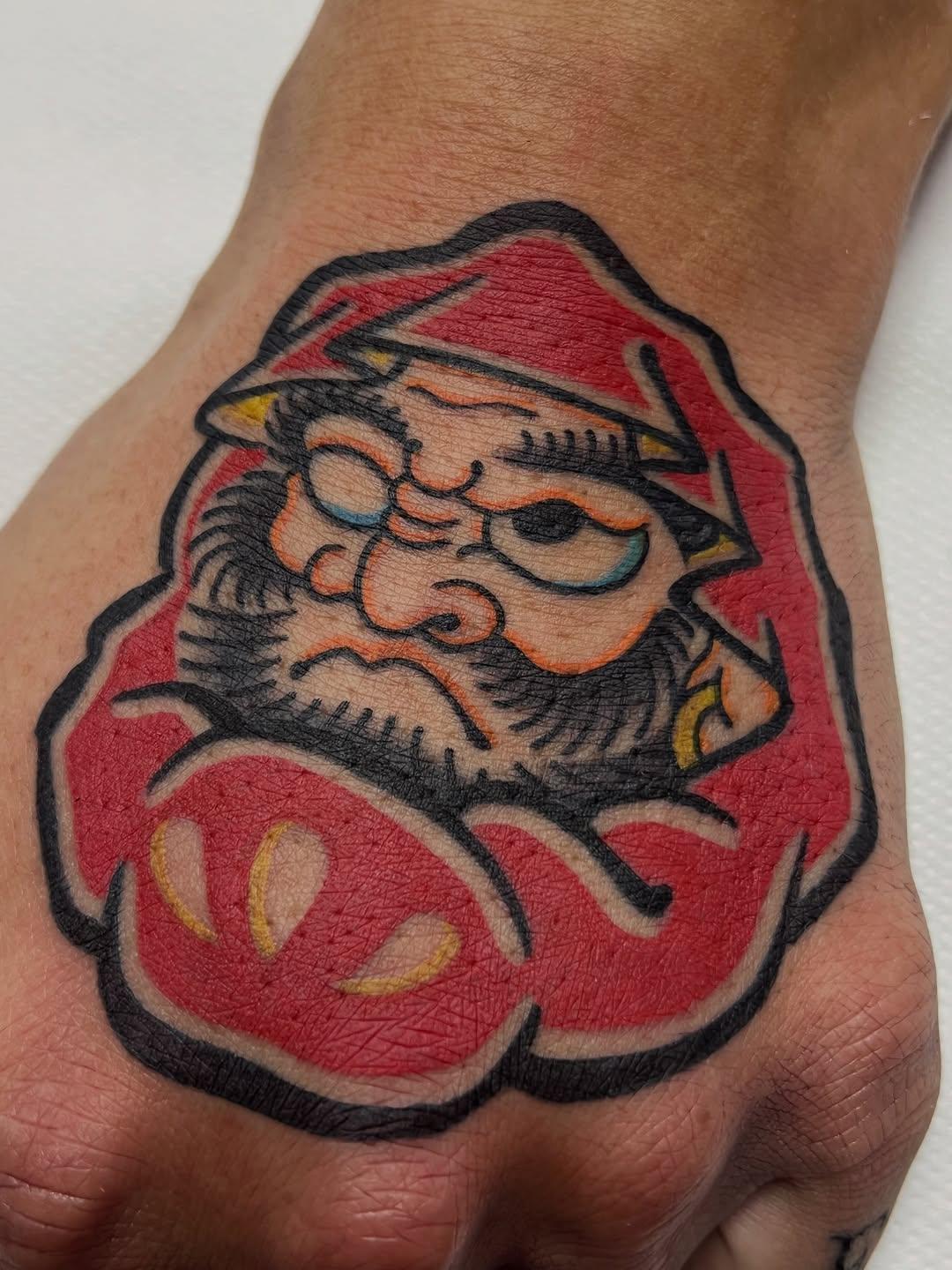 Tatouage Daruma sur la main — georgie_tattoo