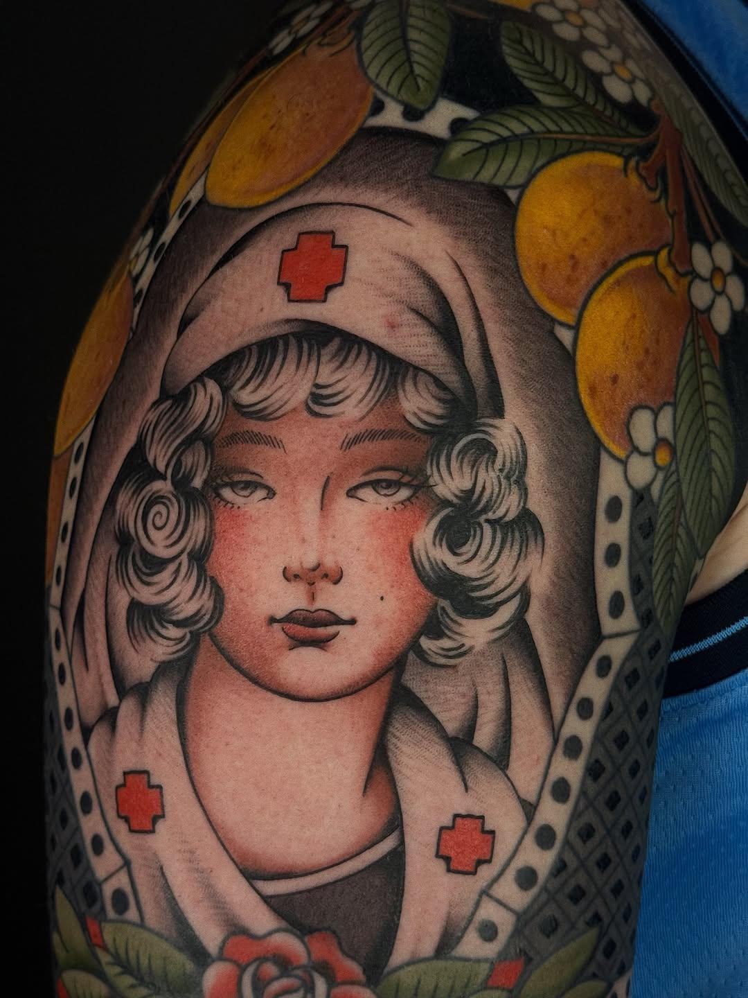 Tatouage Cadre tradition fleurs couleur — arthur_poncelin