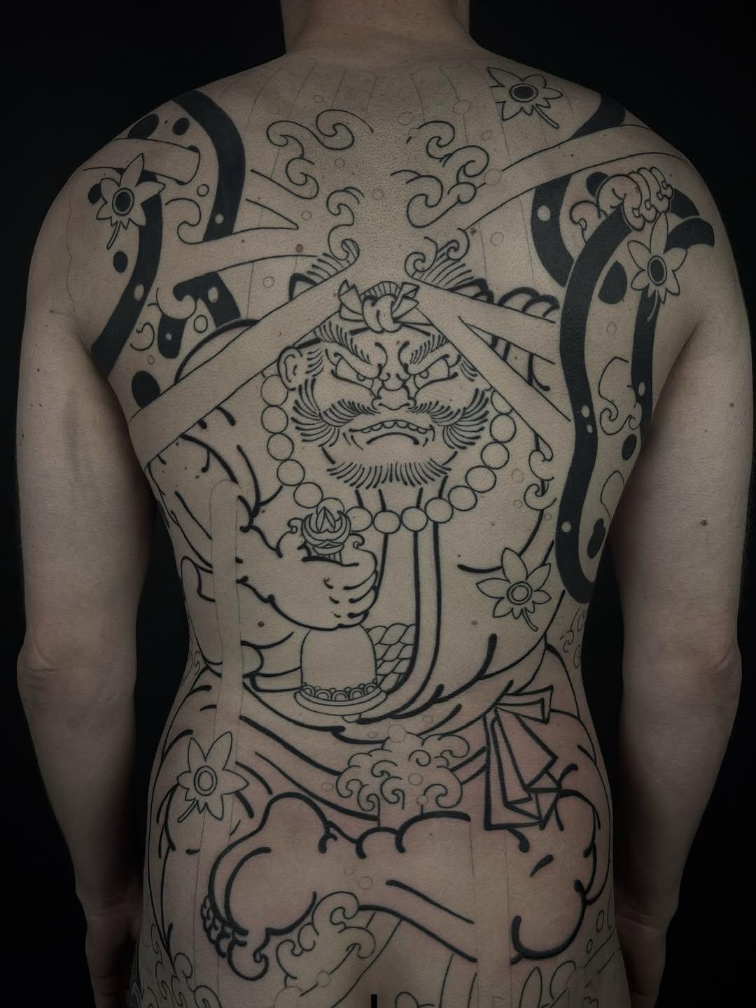 Tatouage Motifs tradition noir blanc dos — arthur_poncelin