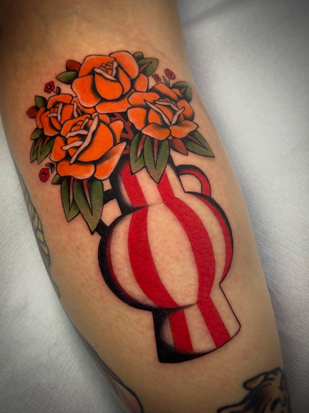 Tatouage Roses oranges vase jambe — arthur_poncelin