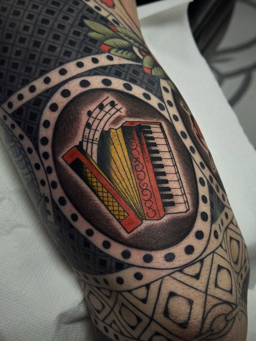 Tatouage Accordéon cadre tradition bras — arthur_poncelin
