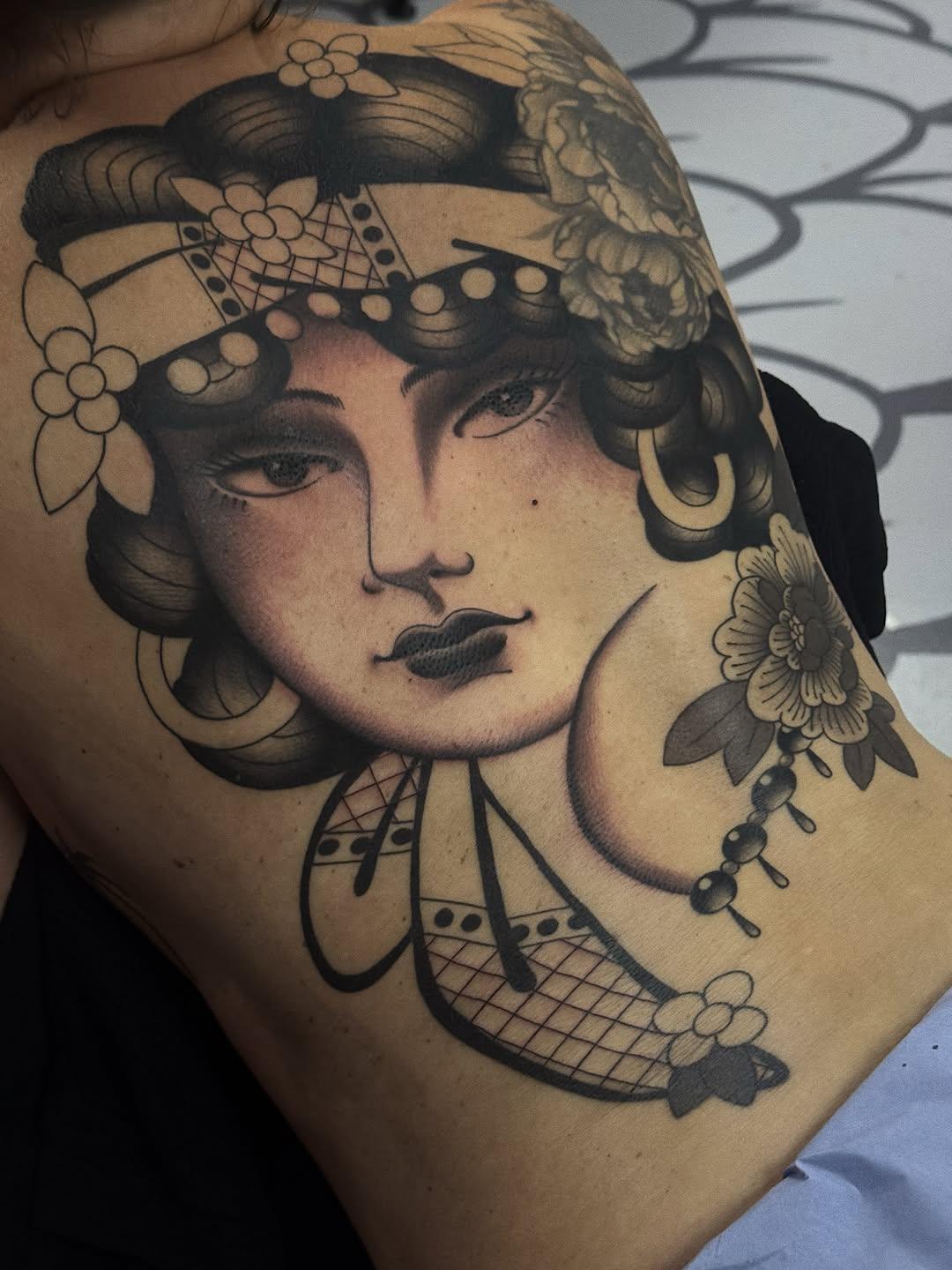 Tatouage Femme tradition portrait dos — arthur_poncelin