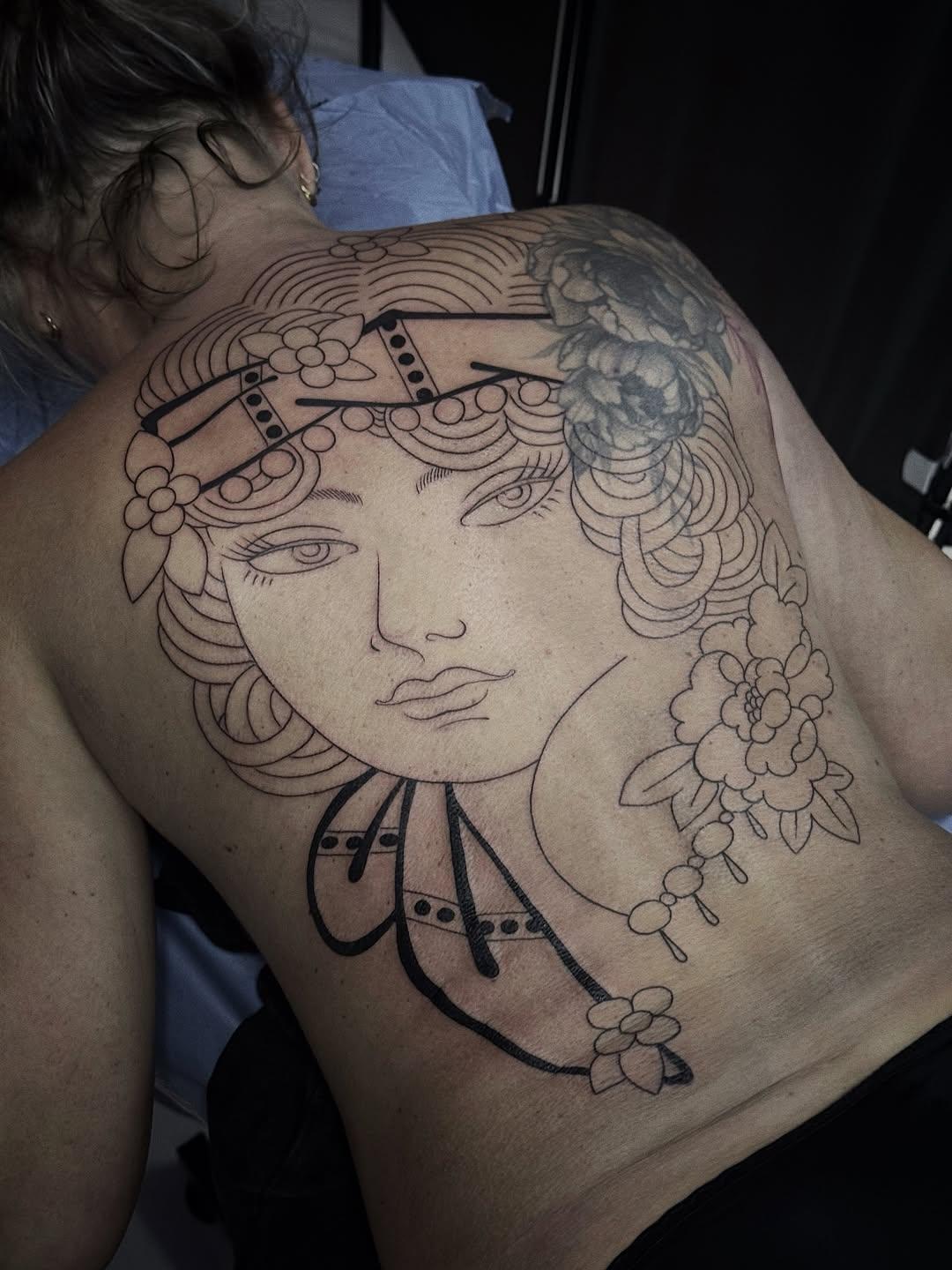 Tatouage Femme tradition fleurs cheveux dos — arthur_poncelin