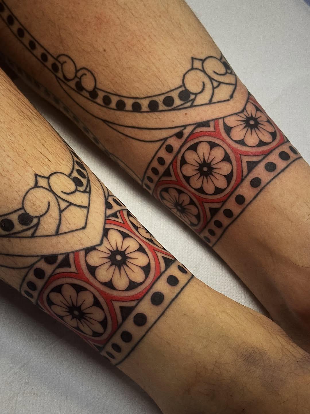 Tatouage Bracelet cheville géométrique fleurs — arthur_poncelin