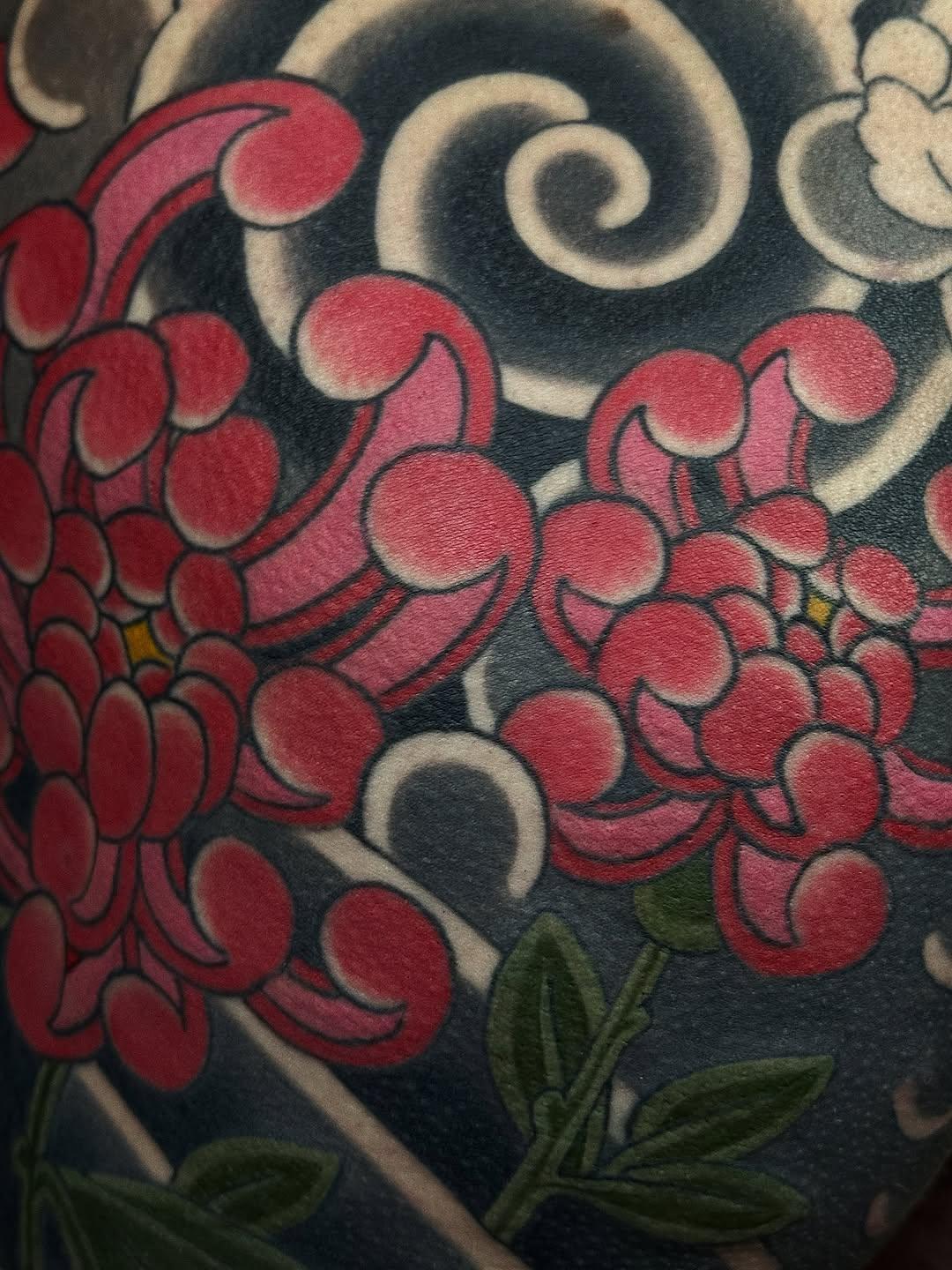 Tatouage Pivoines rouges détail noir blanc — arthur_poncelin