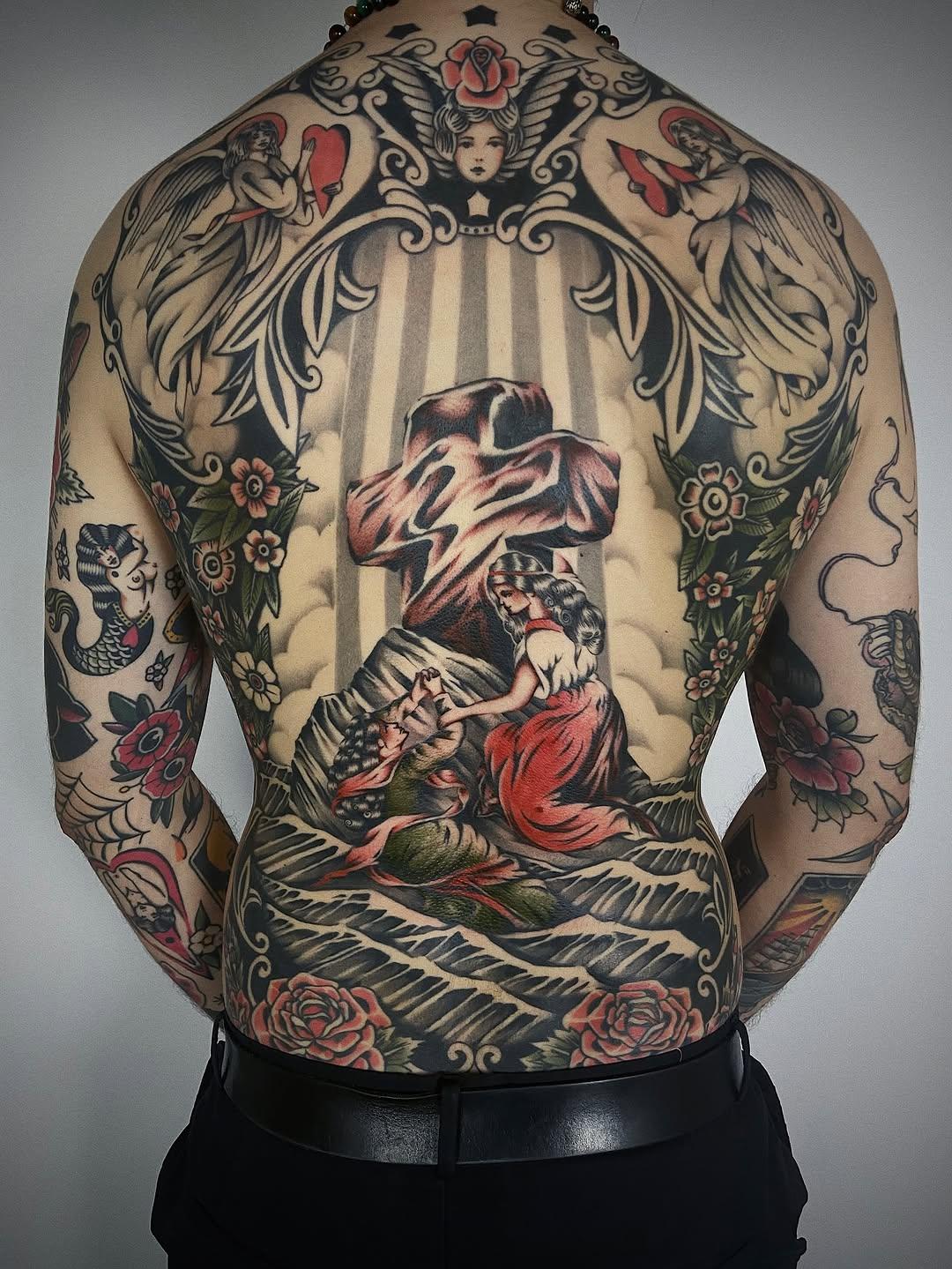 Tatouage Femme tradition avec lion dos — arthur_poncelin