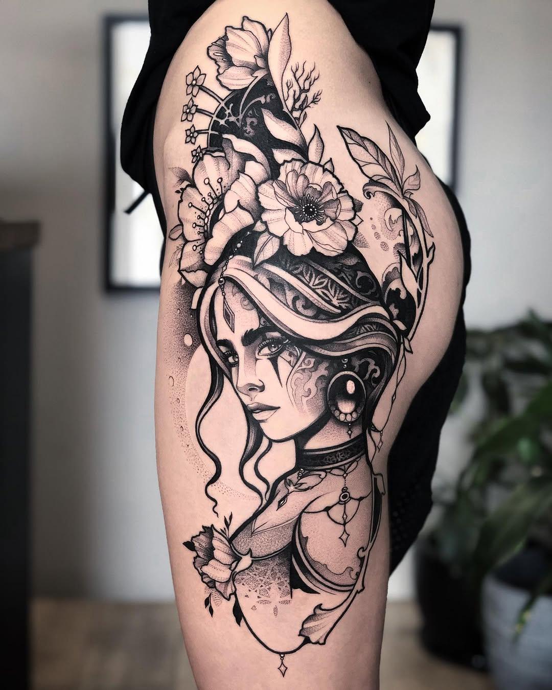 Tatouage Femme avec ornements floraux — mi_li3_art