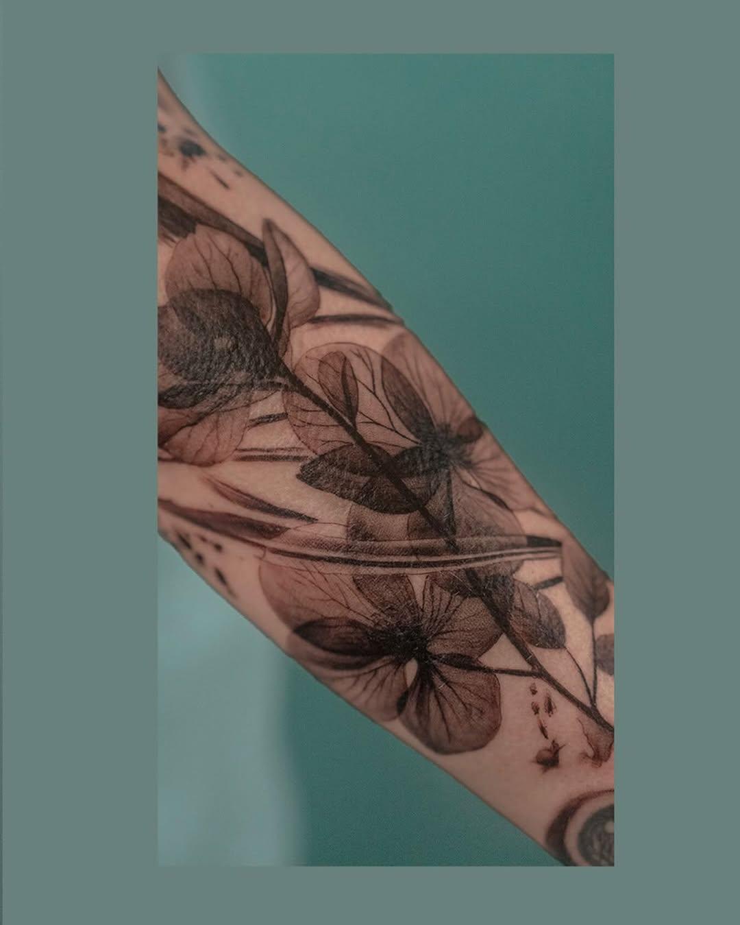 Tatouage composition fleurs transparence — adrienpape