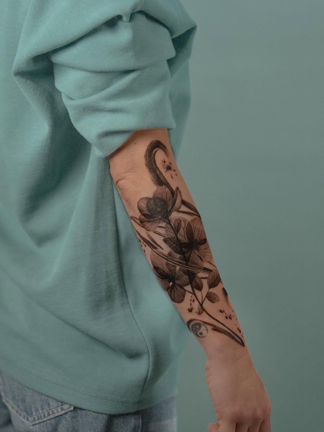 Tatouage composition florale négative fluide — adrienpape