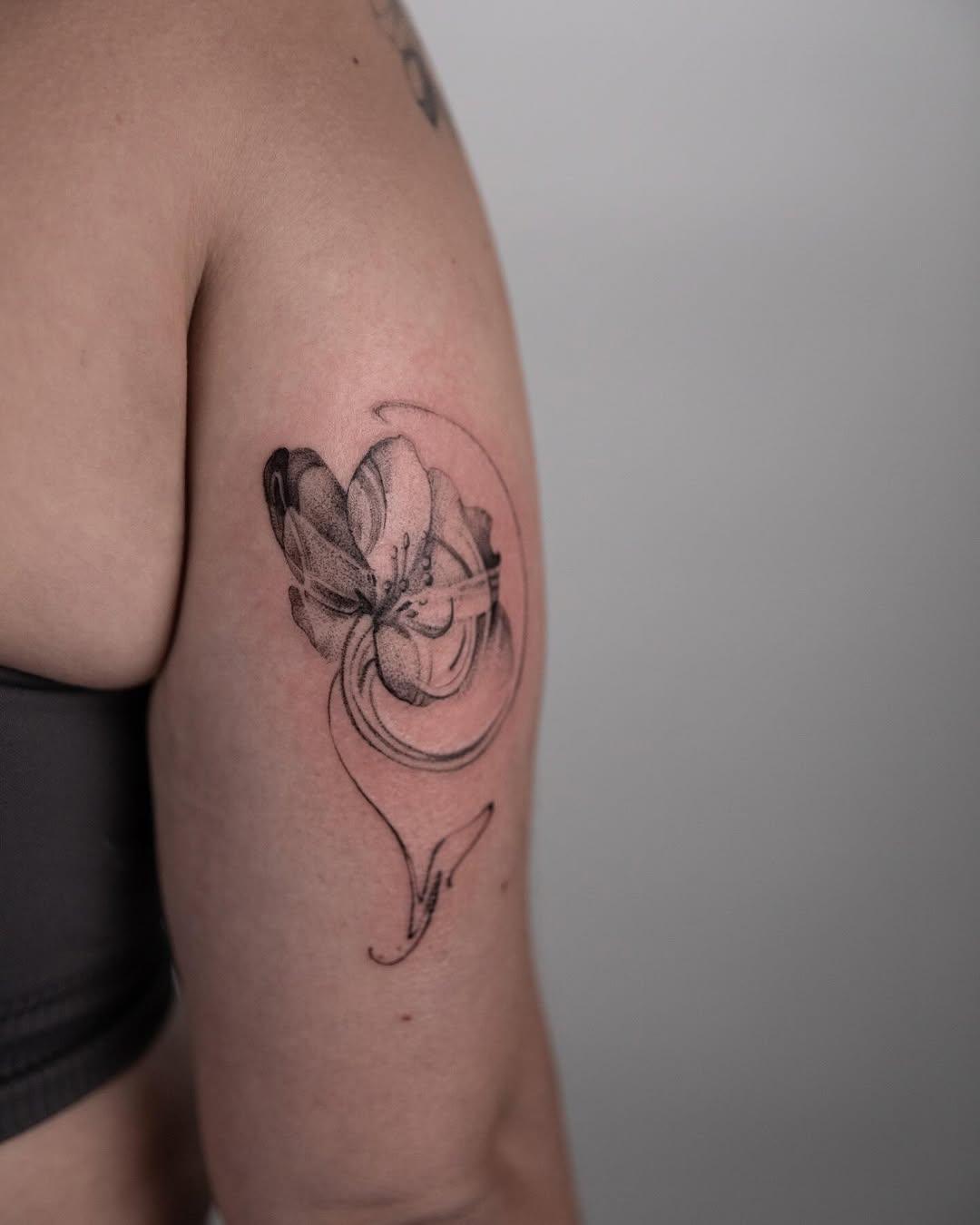 Tatouage petite fleur graphique — adrienpape
