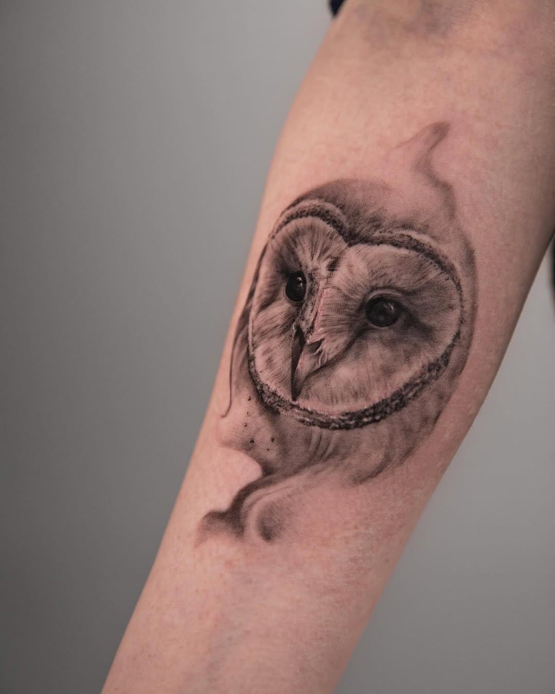 Tatouage tête chouette réaliste — adrienpape