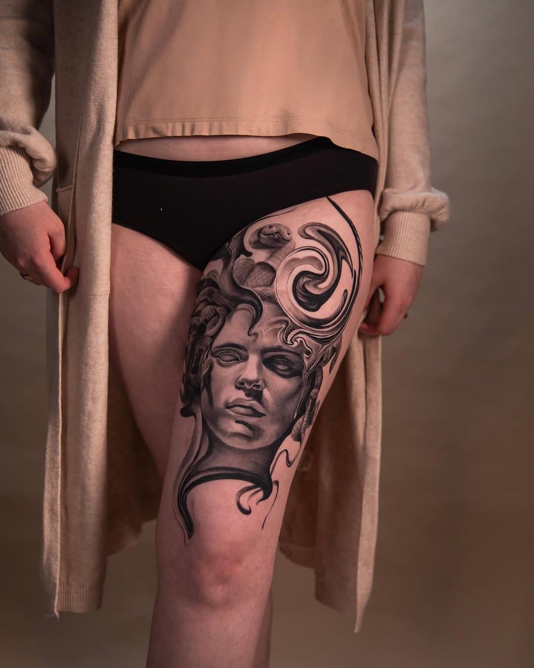 Tatouage médusa déstructurée — adrienpape