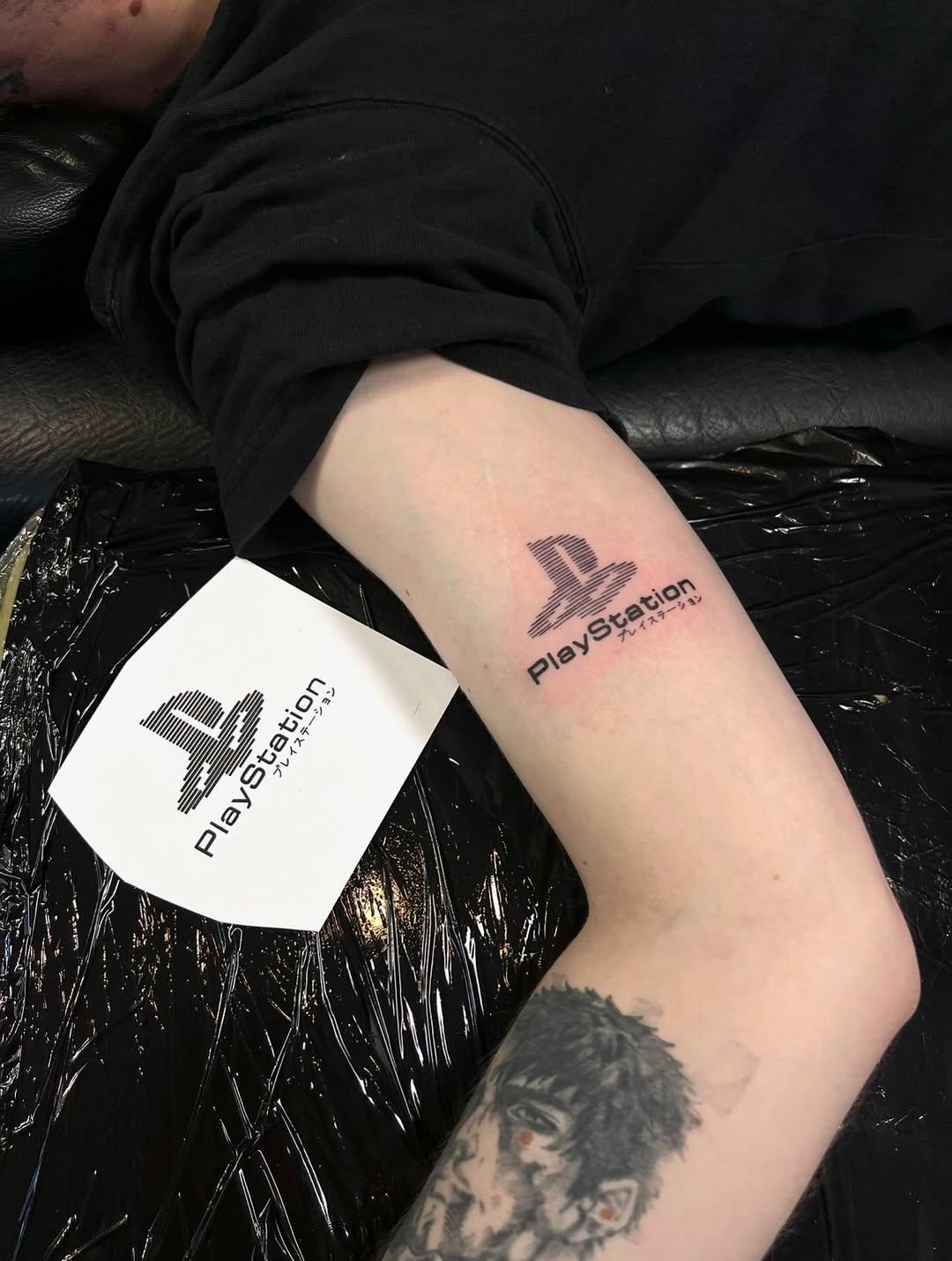 « Playstation kids » flash adopté — veexytattooer