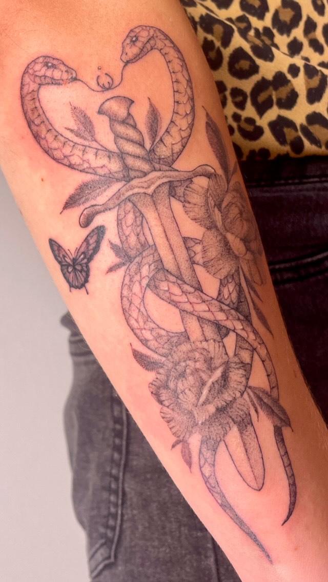 Tatouage Serpent et épée avec papillon — enorazmokettt