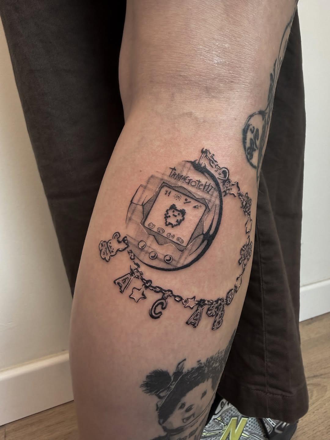 Tatouage Tamagotchi avec chaîne — artchi_tt