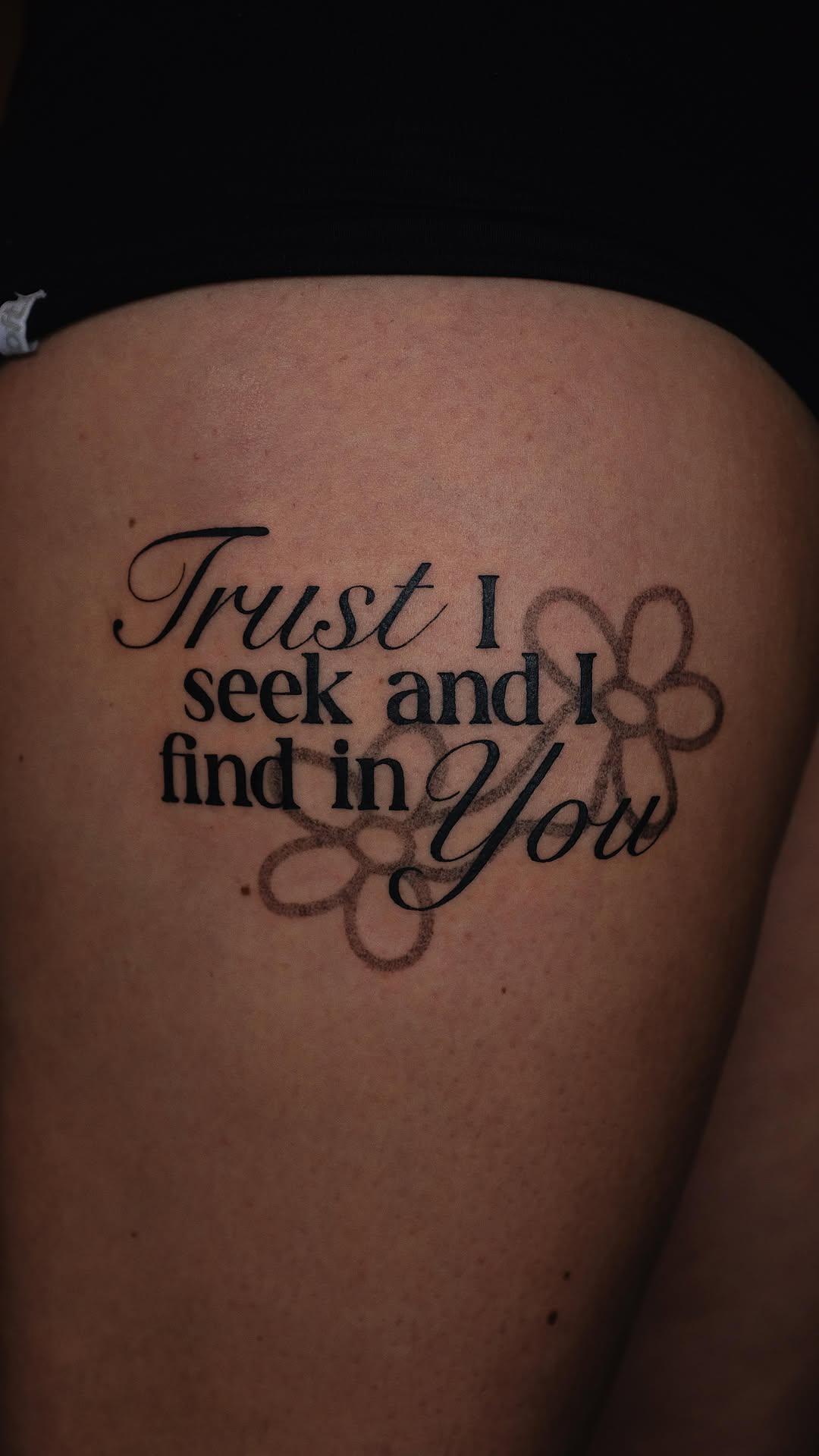 Tatouage texte avec fleur citation — fromnottthing
