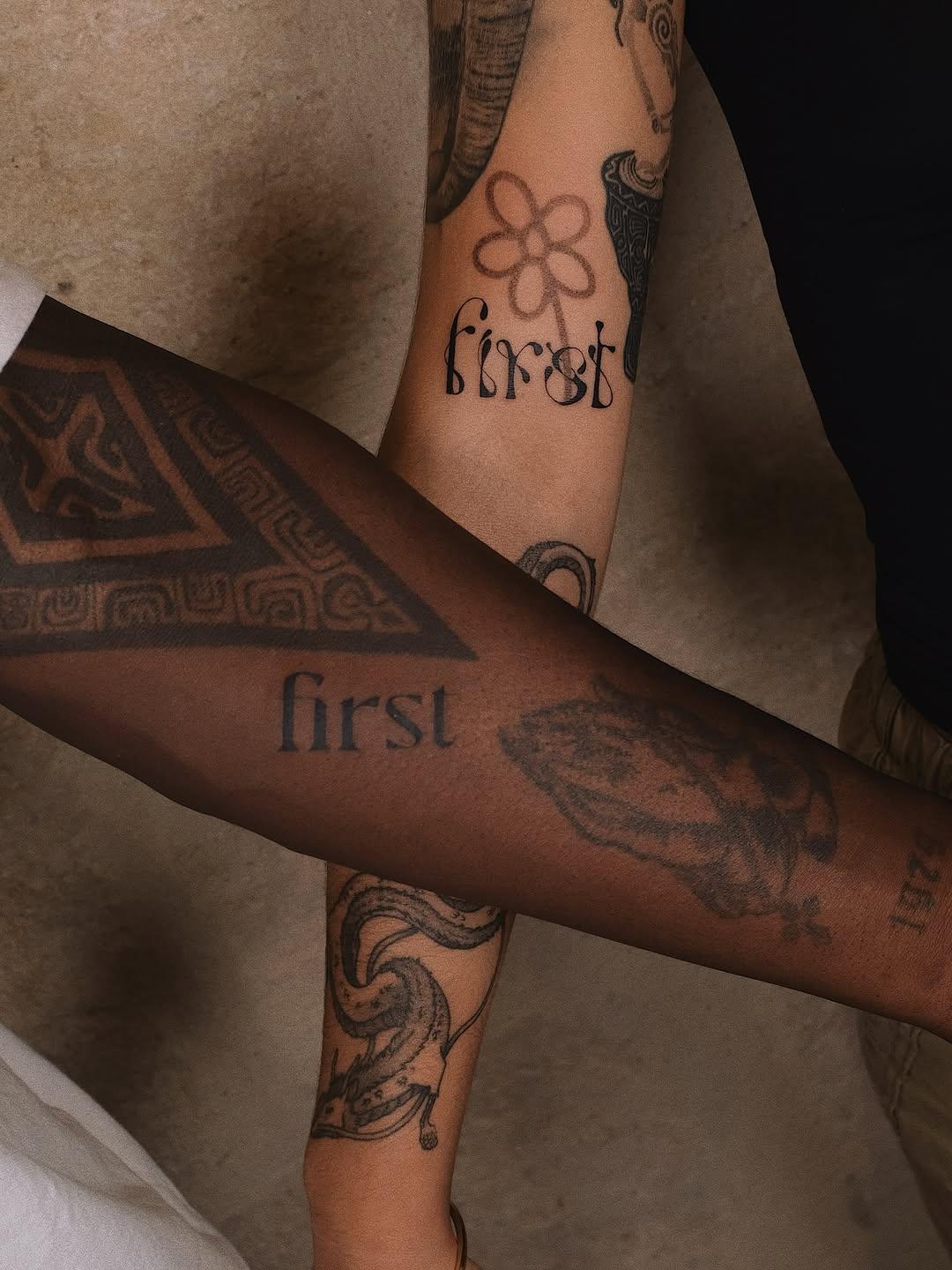 Tatouage matching tattoo texte et fleur — fromnottthing