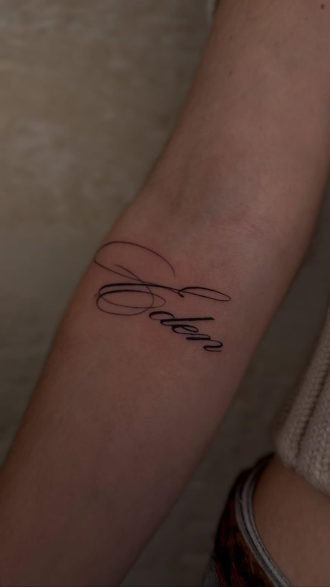 Tatouage signature cursive flourishes — fromnottthing