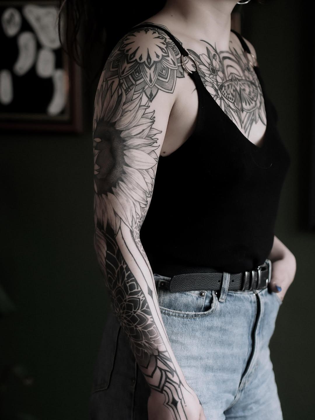 Tatouage tournesols ornements bras — anne_bonny__ink
