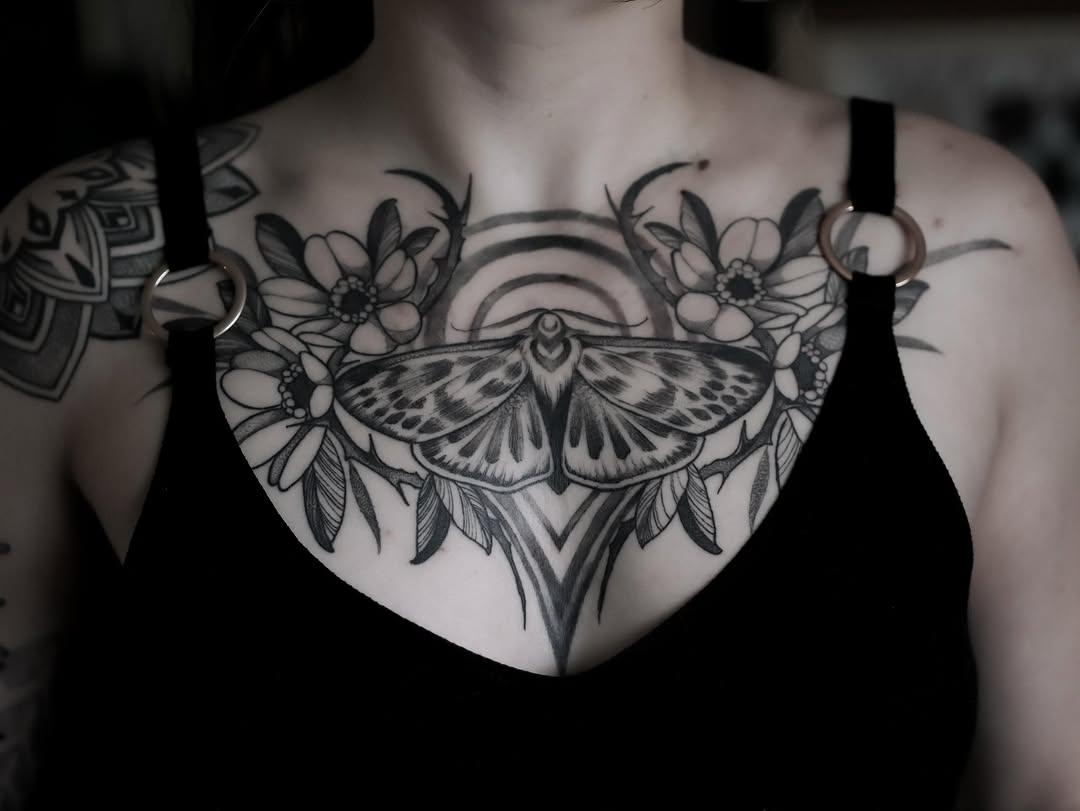 Tatouage papillon fleurs poitrine — anne_bonny__ink