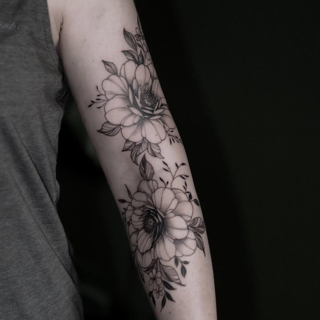 Tatouage fleurs bras — anne_bonny__ink