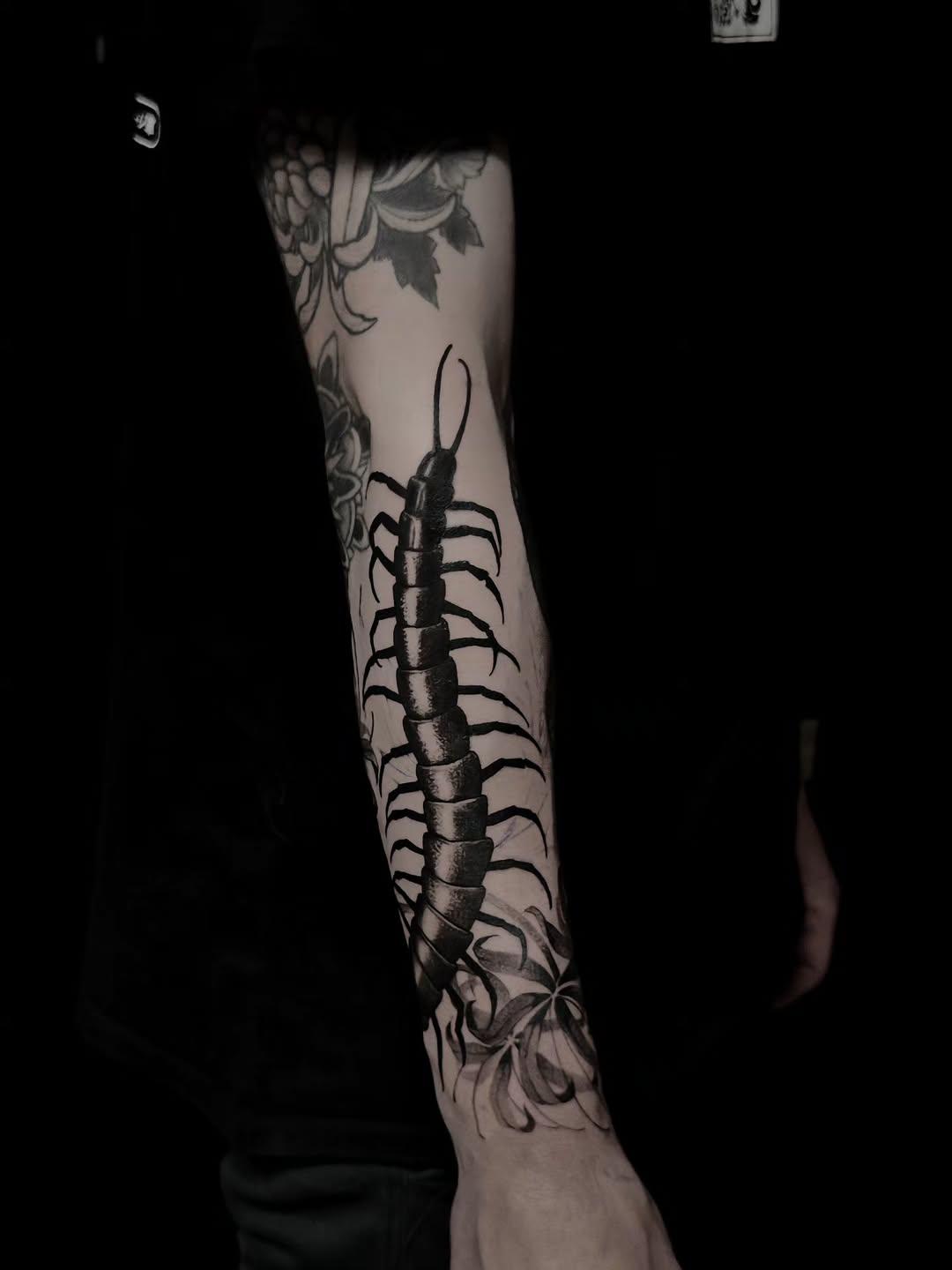 Tatouage scolopendre avec fleurs — anne_bonny__ink