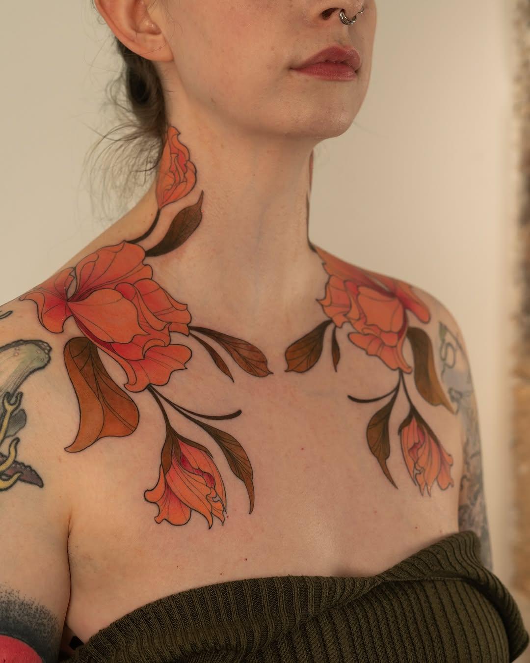 Tatouage fleurs oranges et rouges — katetadako.tattoo