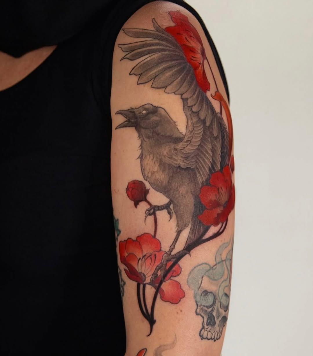 Tatouage corbeau avec fleurs rouges — katetadako.tattoo