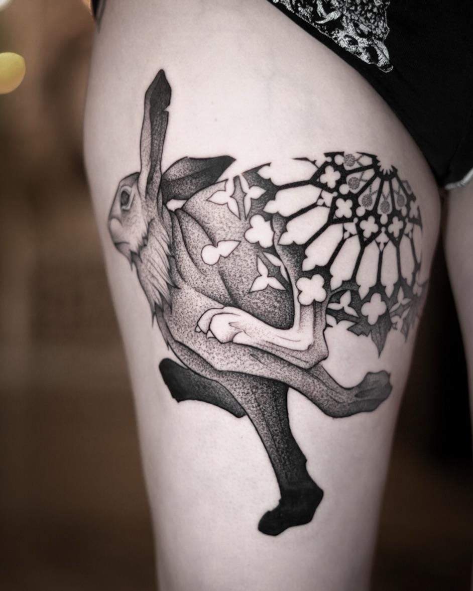 Tatouage Lapin avec fleurs et feuilles — lahhel