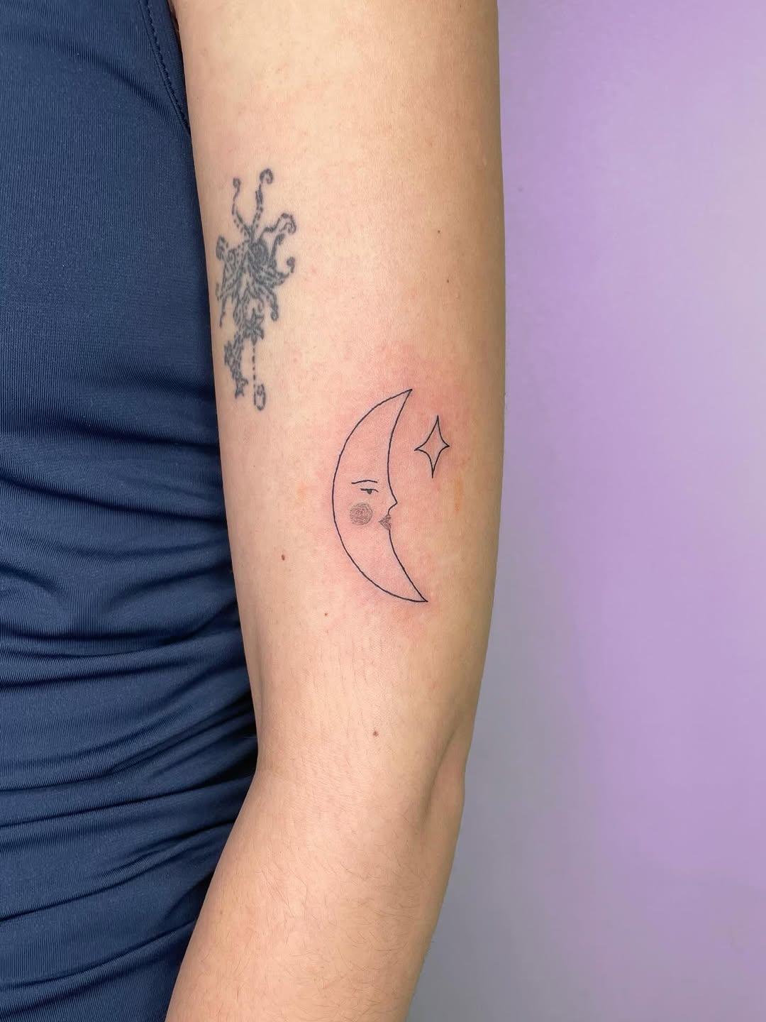 Tatouage lune, étoile et créature marine — romanebonsoir