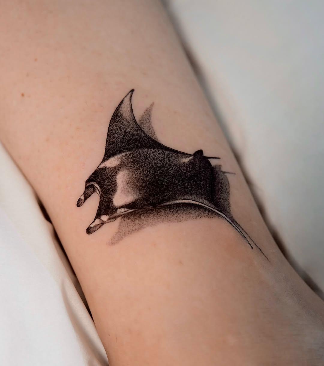 Tatouage raie manta jambe — eklor.ttt