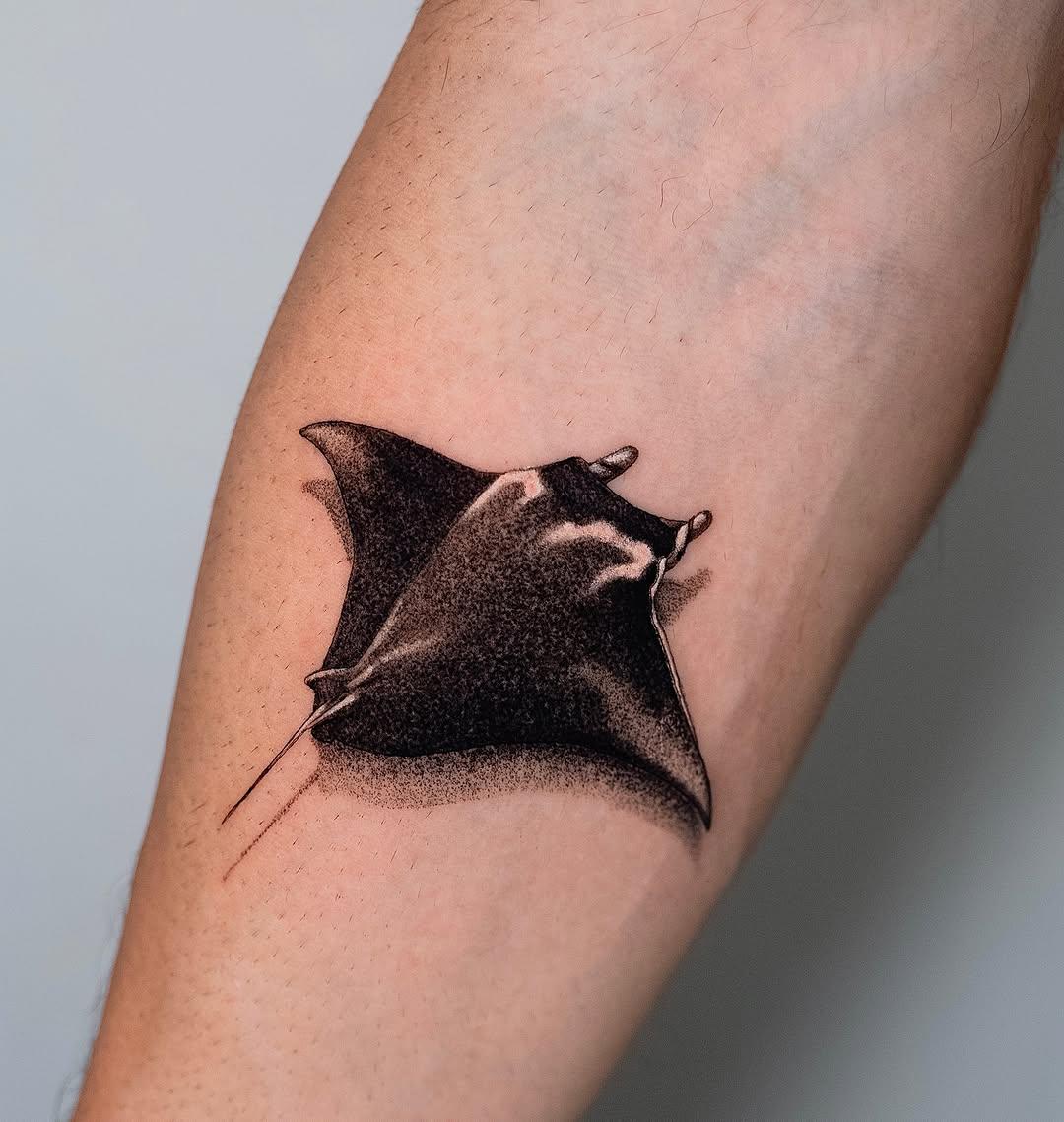 Tatouage raie manta jambe — eklor.ttt