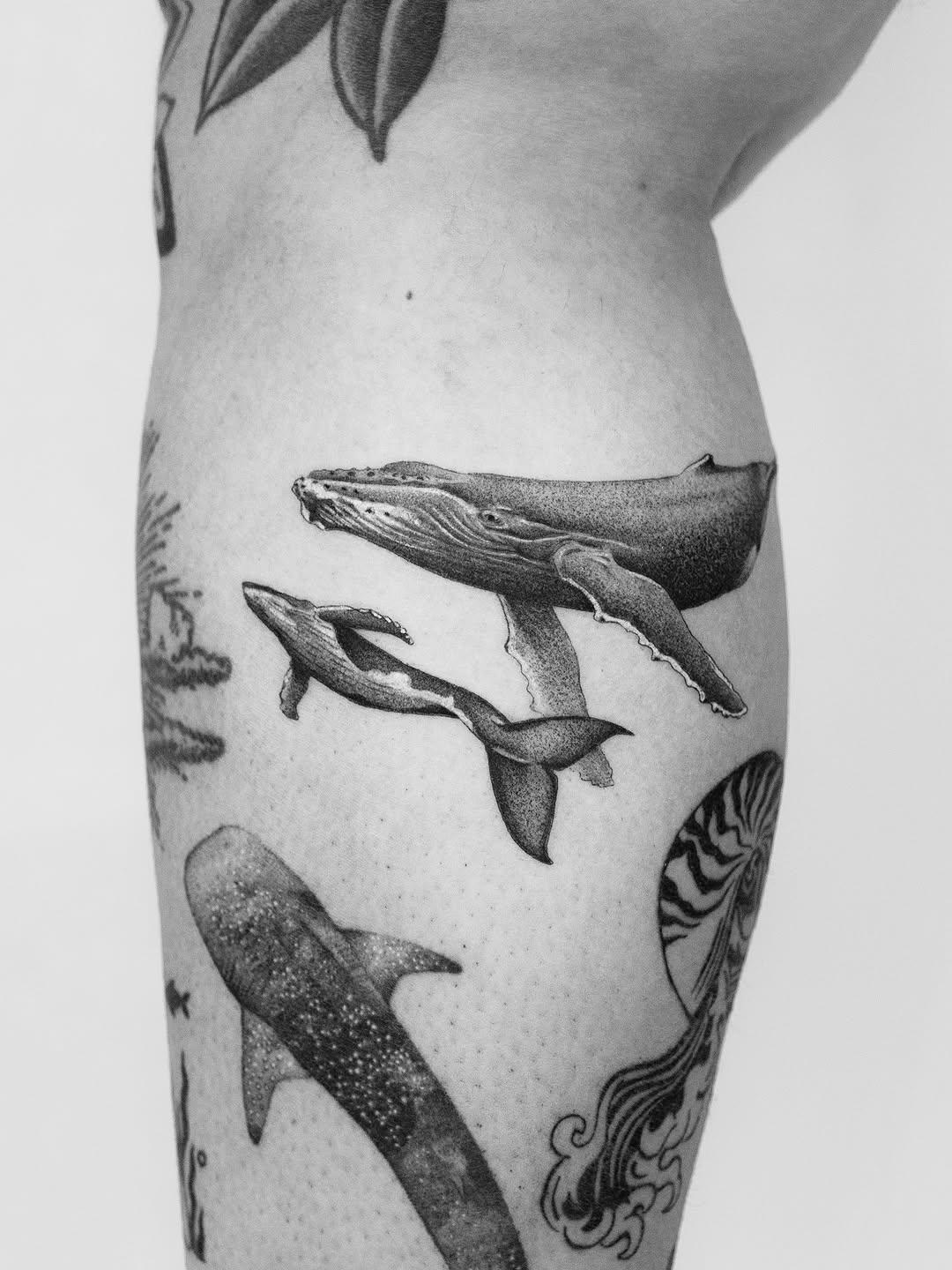 Tatouage baleine à bosse et baleineau jambe — eklor.ttt