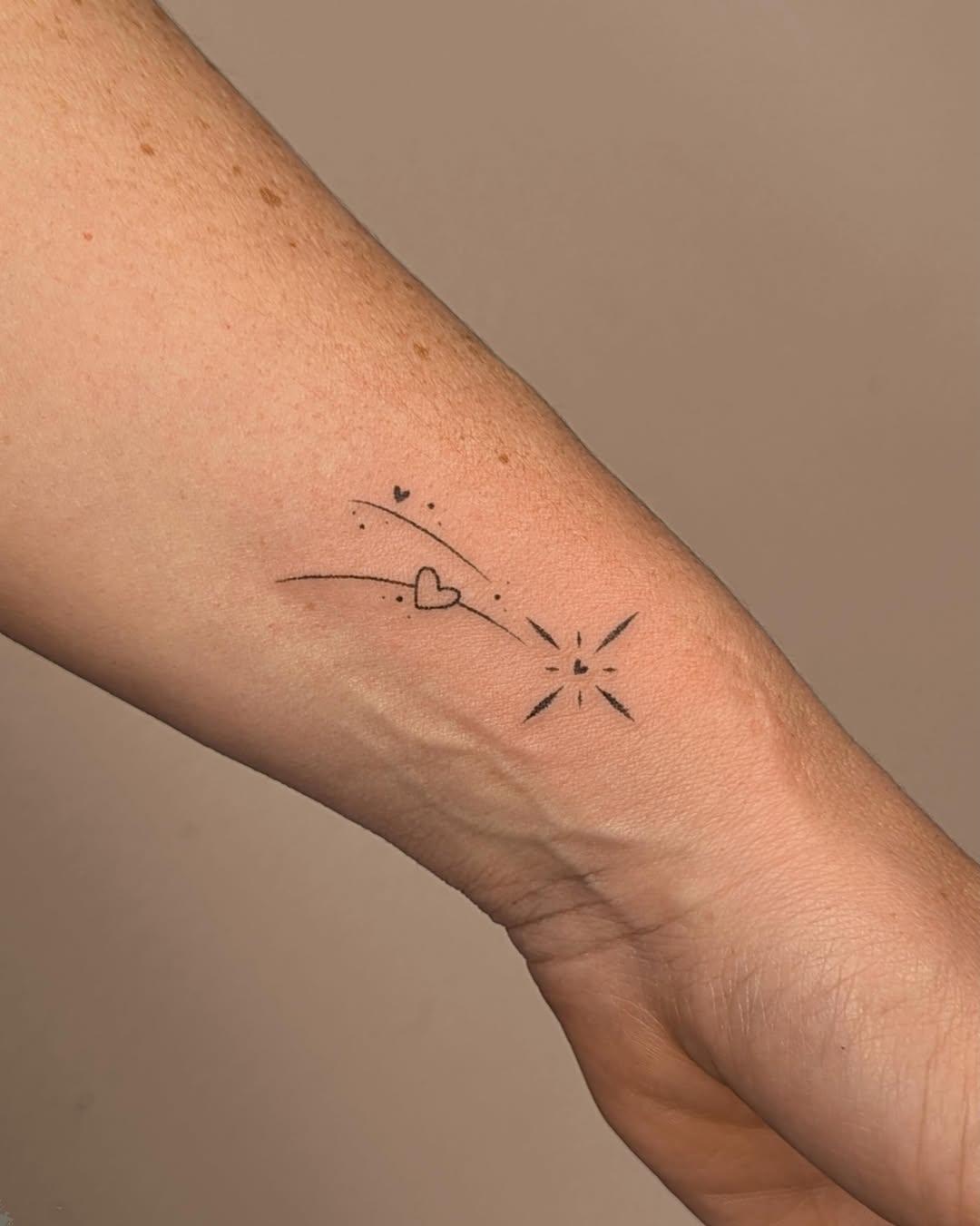 Tatouage Coeur et traits minimalistes — chrysantheme.tattoo