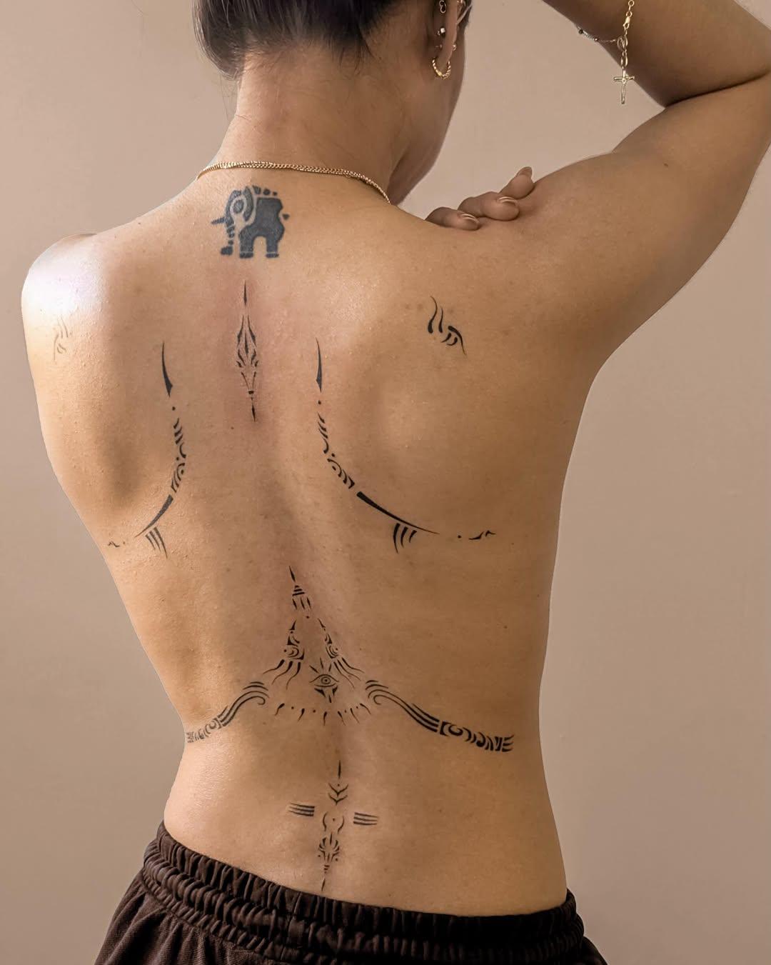 Tatouage Ornements géométriques et spirituels au dos — chrysantheme.tattoo